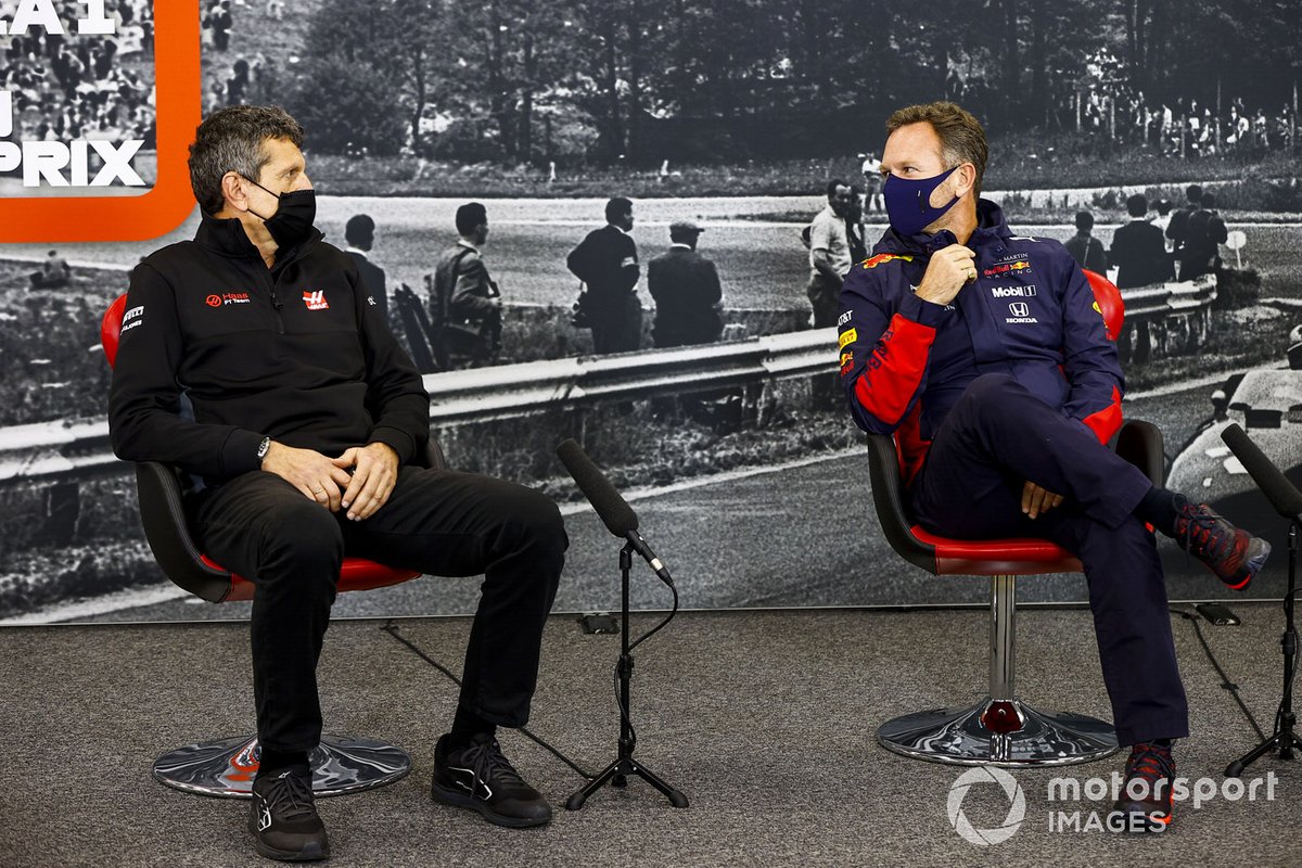 Guenther Steiner, director del equipo, Haas F1 y Christian Horner, director del equipo, Red Bull Racing en la conferencia de prensa
