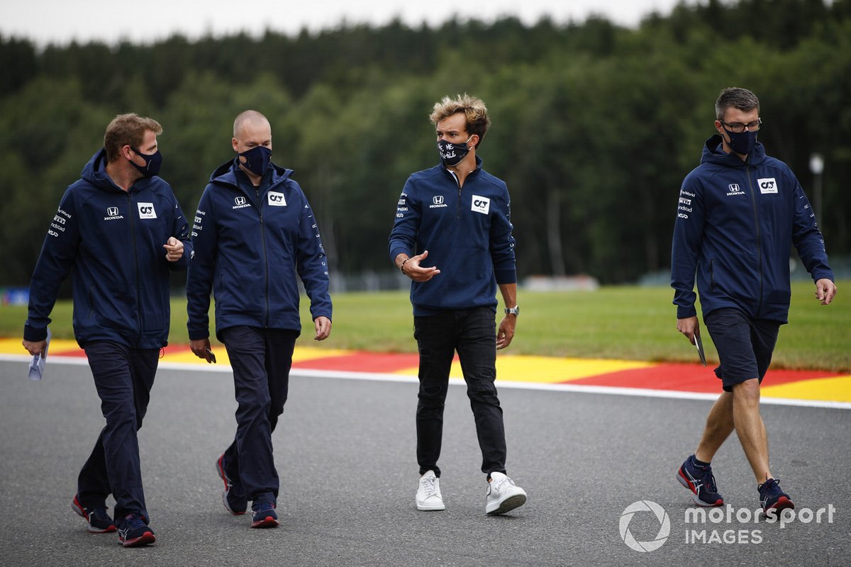 Pierre Gasly, AlphaTauri fait son tour de piste avec ses ingénieurs