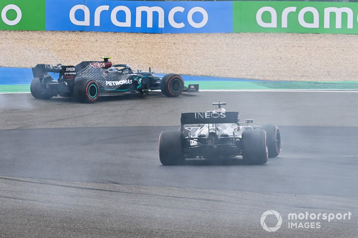 Valtteri Bottas, Mercedes F1 W11,con problemas se abre para que Lewis Hamilton, Mercedes F1 W11 pase