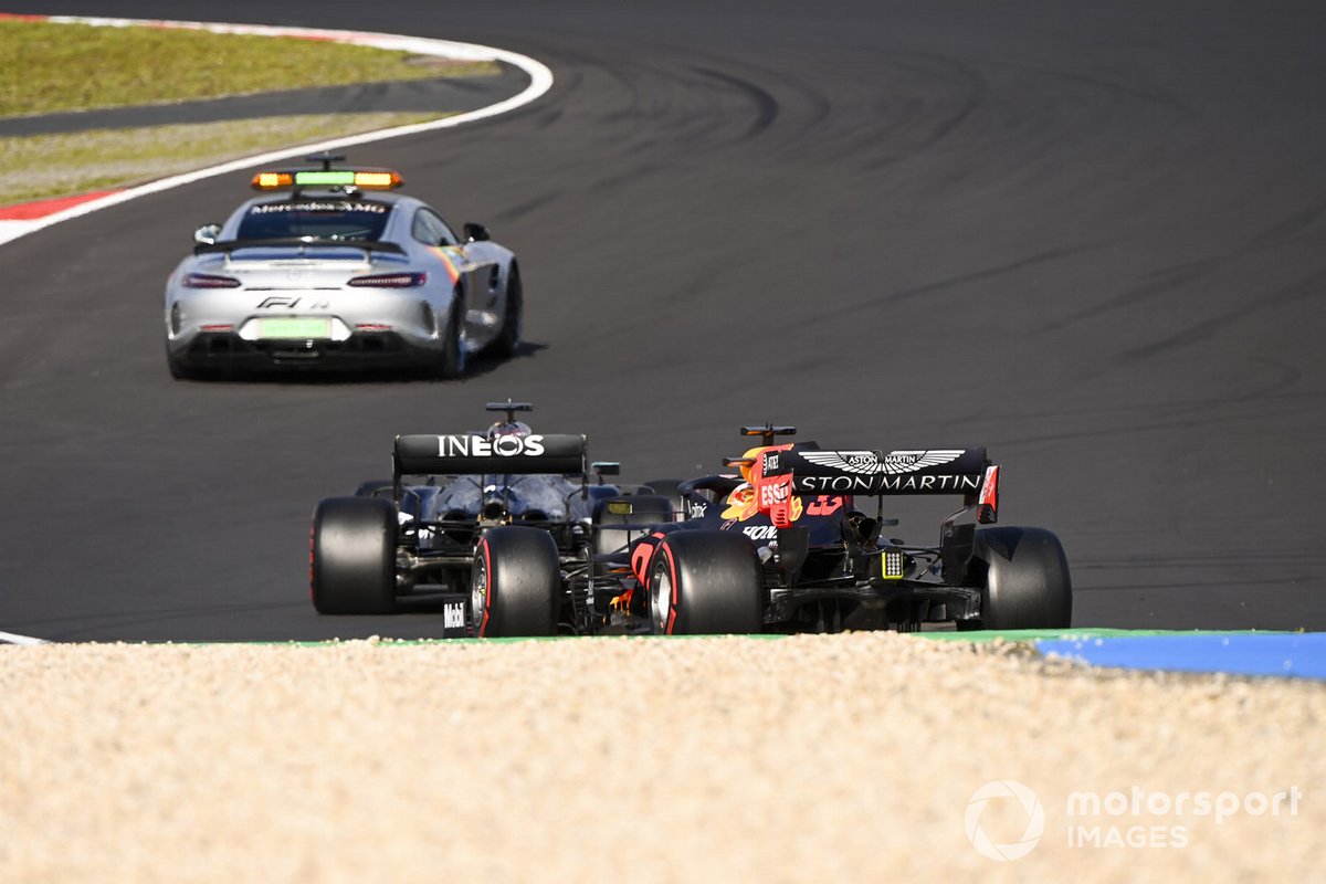 La Safety Car Lewis Hamilton, Mercedes F1 W11 e Max Verstappen, Red Bull Racing RB16