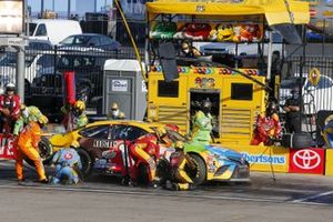 #18: Kyle Busch, Joe Gibbs Racing, Toyota Camry M&M's pit stop