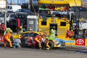 #18: Kyle Busch, Joe Gibbs Racing, Toyota Camry M&M's pit stop