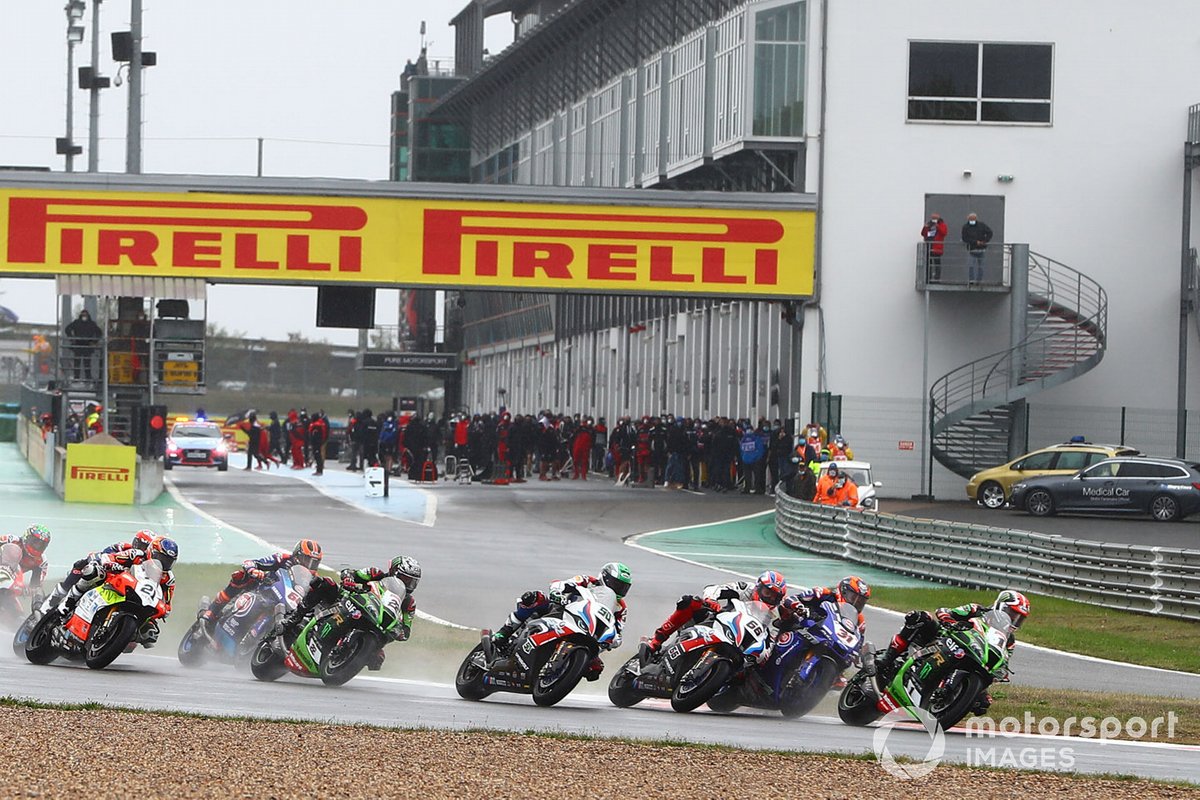 Tom Sykes, BMW Motorrad WorldSBK Team leans on Garrett Gerloff, GRT Yamaha