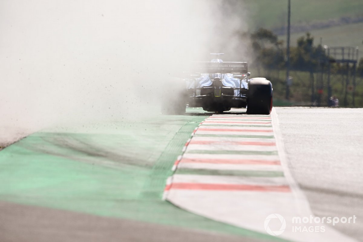Daniil Kvyat, AlphaTauri AT01, lascia una scia di polvere