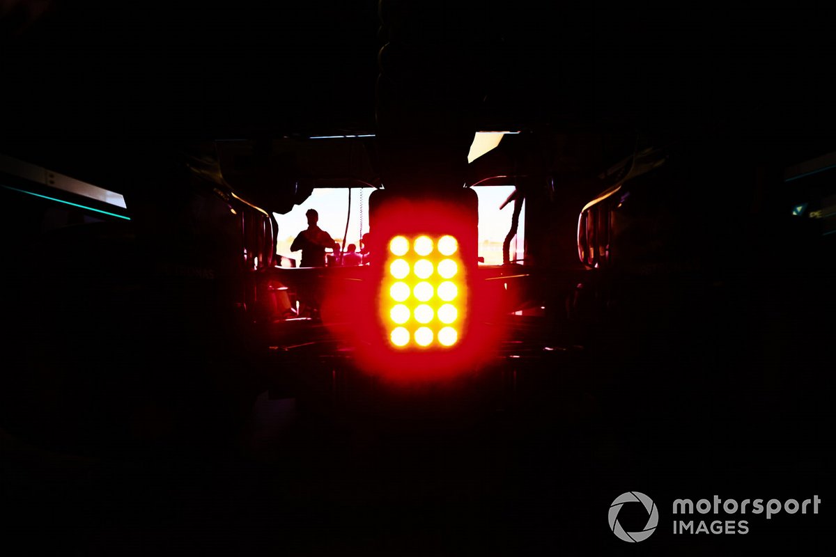 Luce posteriore della Mercedes F1 W11 in garage