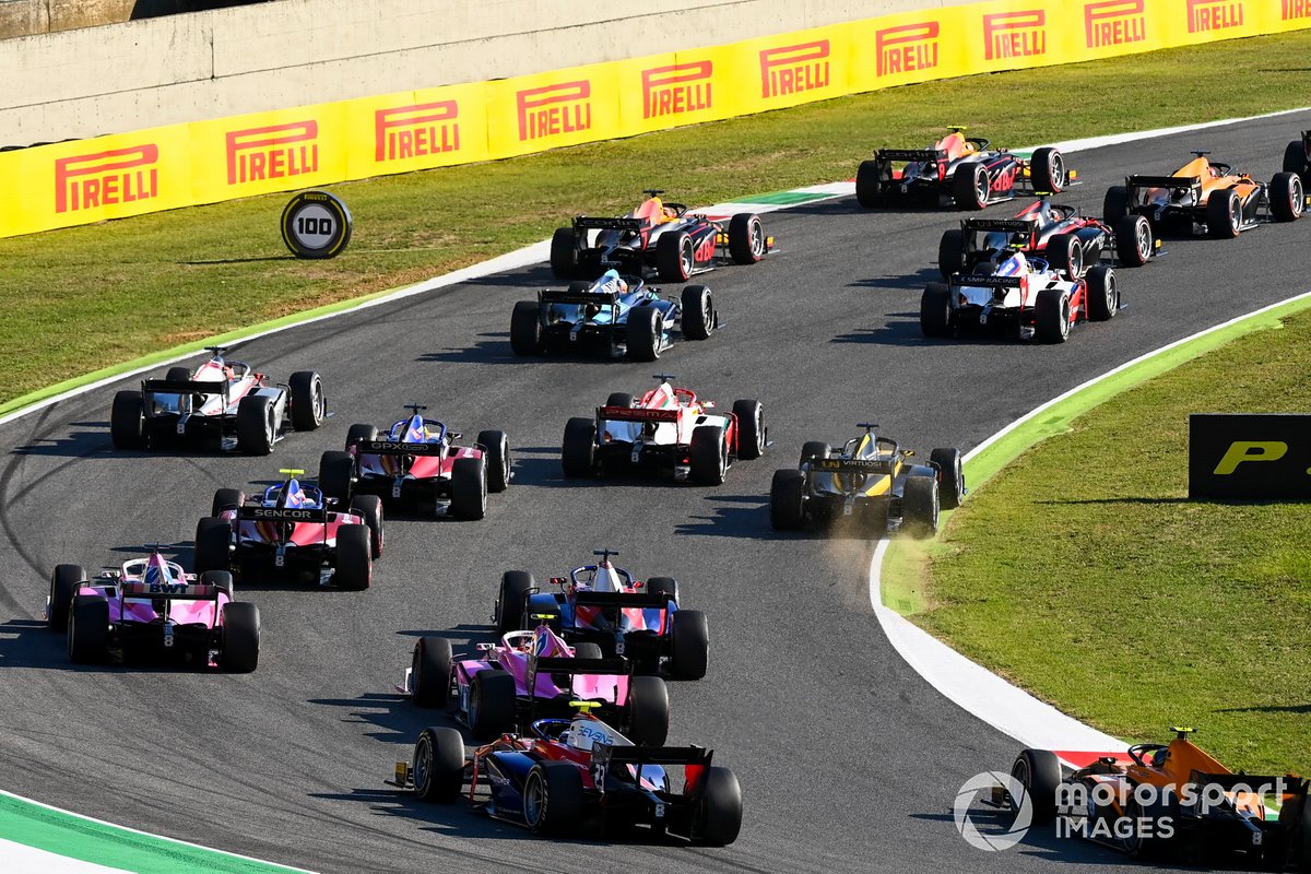 Nobuharu Matsushita, MP Motorsport, leads Jack Aitken, Campos Racing, Jehan Daruvala, Carlin, Yuki Tsunoda, Carlin, Callum Ilott, UNI-Virtuosi, and the remainder of the field at the start