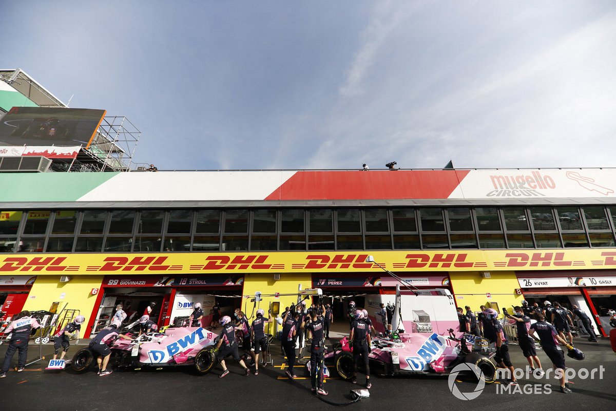 Lance Stroll, Racing Point RP20, Sergio Pérez, Racing Point RP20, fuera del garaje