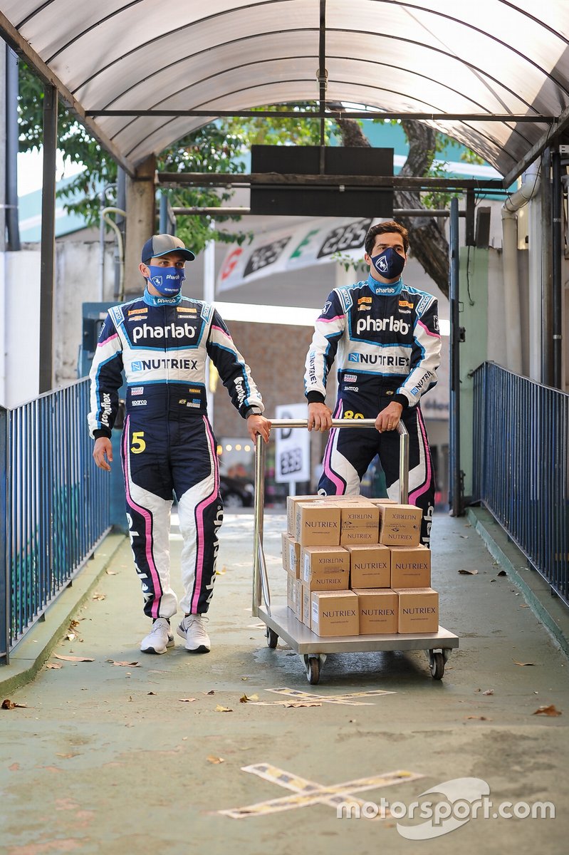 Navarro e Gomes na primeira entrega do Milhão Solidário da Stock Car em Londrina (PR)