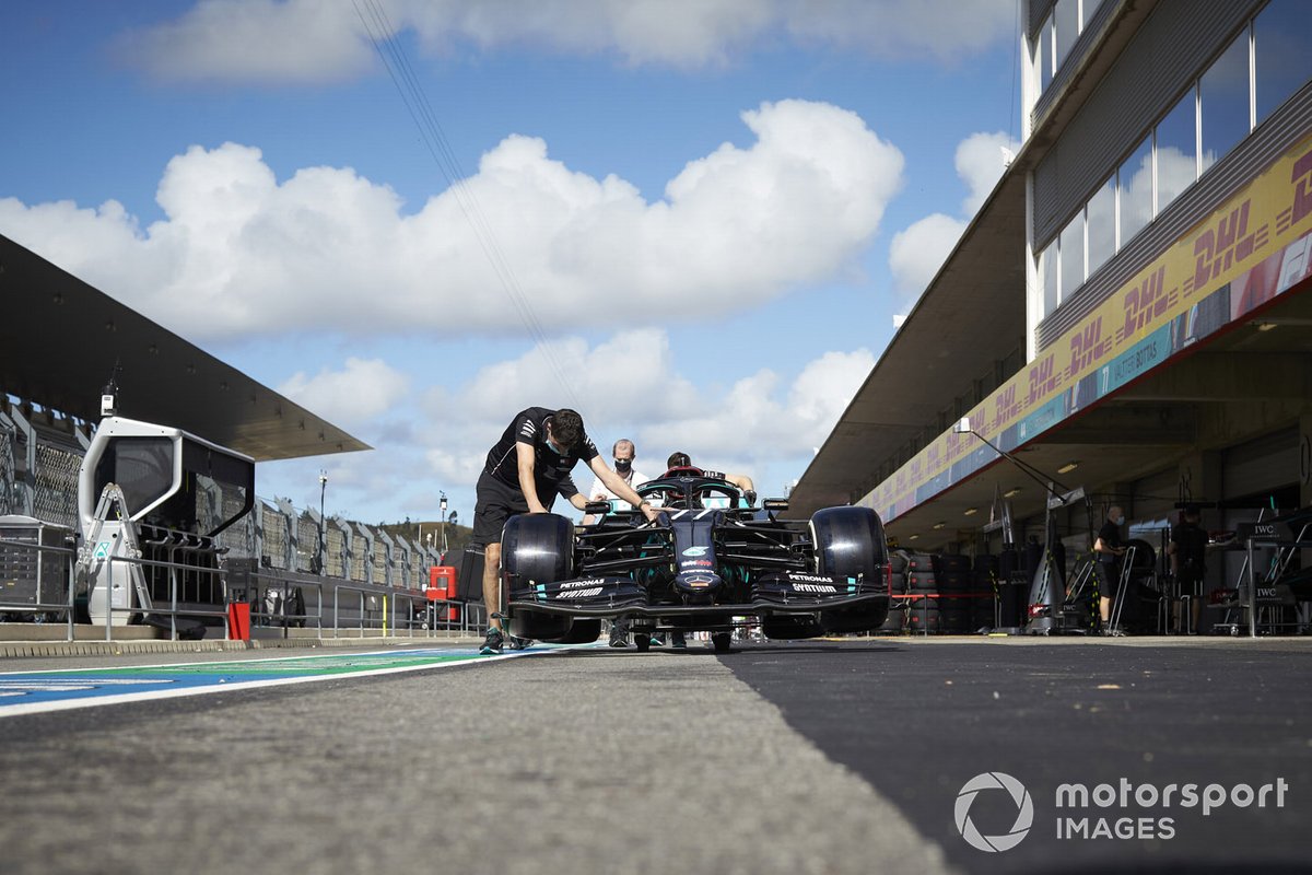 Механики с машиной Валттери Боттаса, Mercedes F1 W11, на пит-лейне