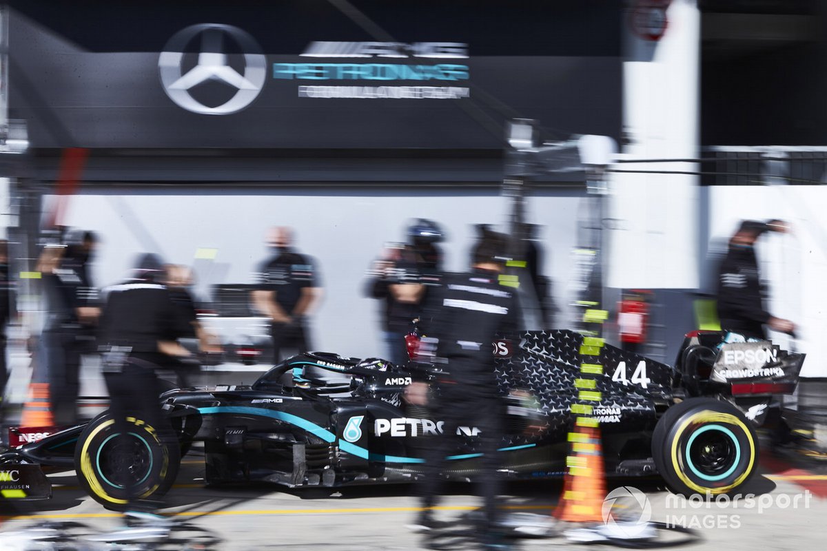 Lewis Hamilton, Mercedes F1 W11, ai box