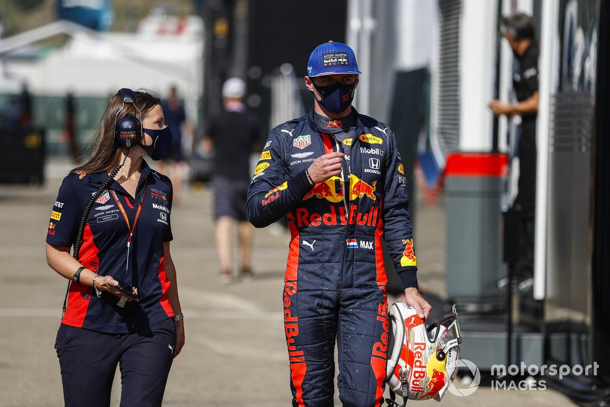 Max Verstappen, Red Bull Racing, in pit lane dopo l'incidente della gara