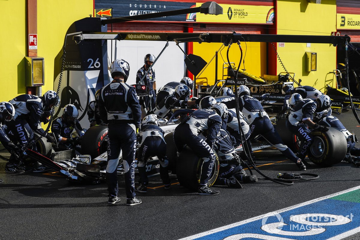 Daniil Kvyat, AlphaTauri AT01, pit stop