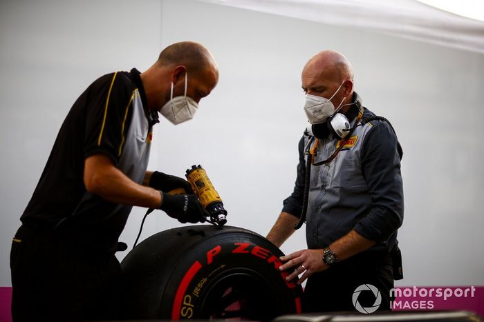 Los técnicos de Pirelli trabajan en algunos neumáticos