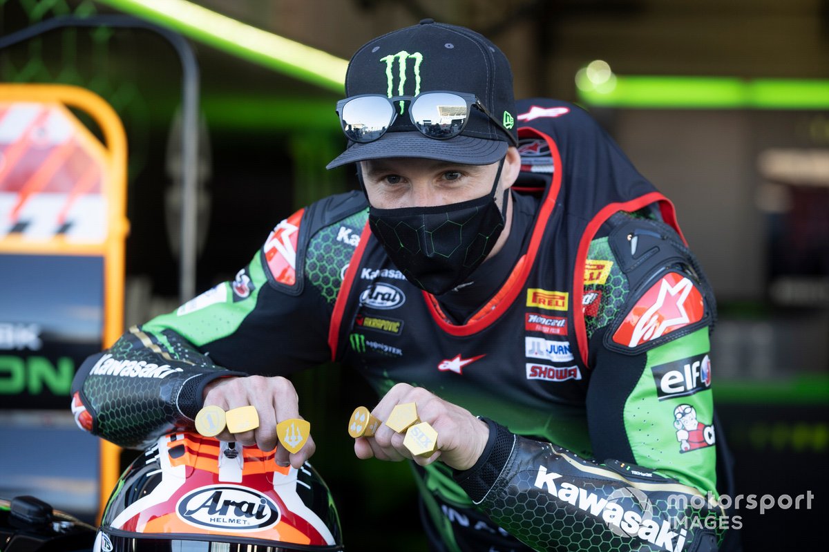 Jonathan Rea, del equipo Kawasaki Racing Team celebra su sexto Campeonato Mundial, con seis anillos de oro
