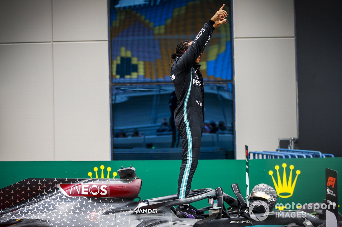 Lewis Hamilton, Mercedes-AMG F1, sale de su coche después de ganar la carrera, para conseguir su 7º título de campeón del mundo