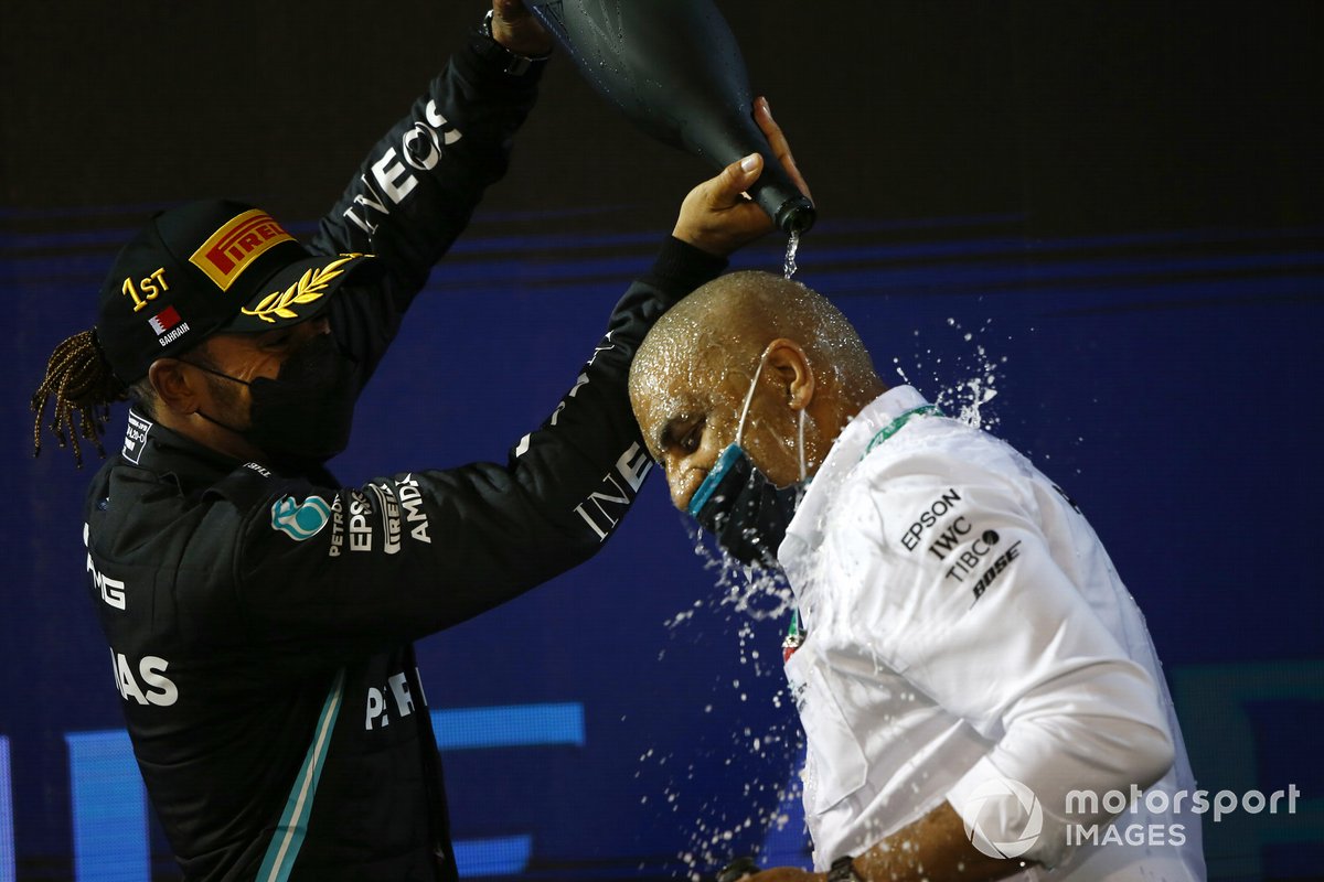 Lewis Hamilton, Mercedes, 1 ° posto, festeggia sul podio