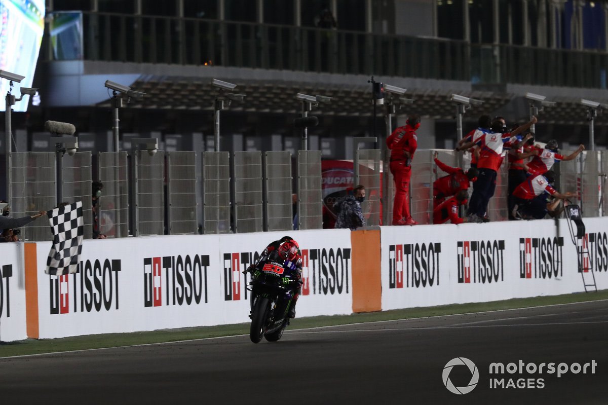 Ganador Fabio Quartararo, Yamaha Factory Racing cruza la meta