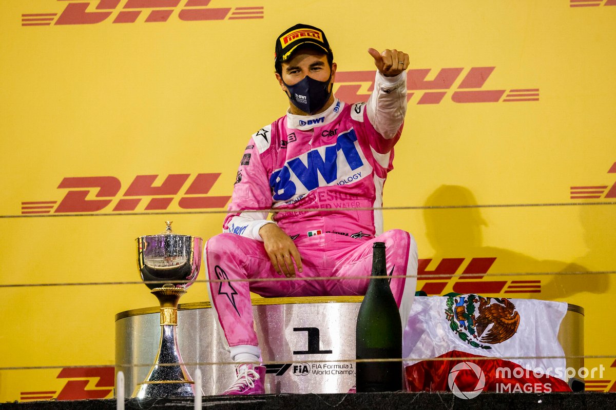 Sergio Perez mengacungkan jempol usai sukses memenangi F1 GP Sakhir 2020 bersama Tim Racing Point di Sirkuit Internasional Bahrain.