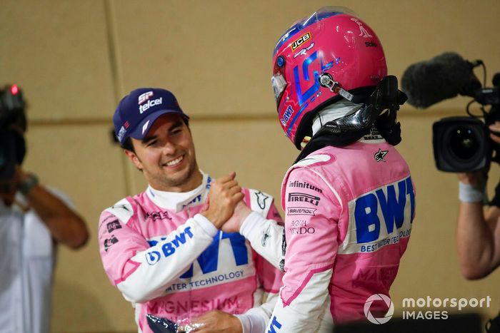 Ganador Sergio Pérez, Racing Point, y Lance Stroll, Racing Point, 3ª posición, se felicitan en Parc Ferme