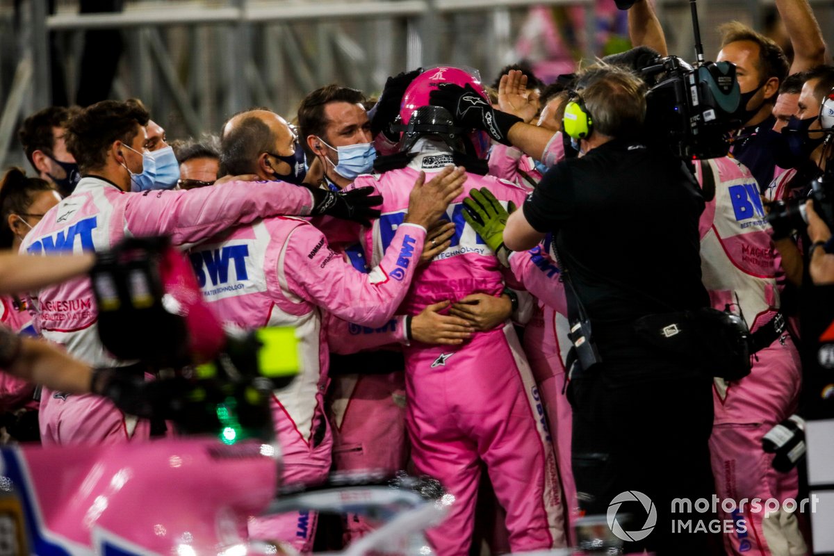 El ganador de la carrera Sergio Pérez, Racing Point celebra en parc ferme con el equipo