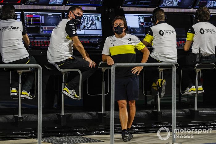 Alan Permane, Director Deportivo, Renault Sport F1 Team, y Fernando Alonso, Renault, en el muro de boxes.