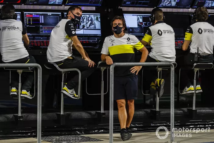 Alan Permane, Director Deportivo, Renault Sport F1 Team, y Fernando Alonso, Renault, en el muro de boxes.