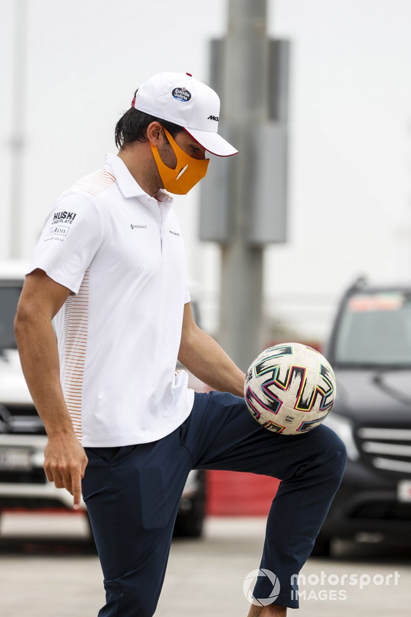 Carlos Sainz Jr., McLaren juega al fútbol