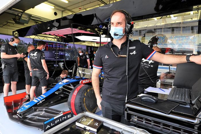 Karel Loos, ingeniero de carrera de Alpine F1, y Fernando Alonso, Alpine F1