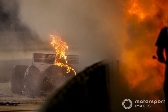Oficiales de pista apagan el fuego del monoplaza de Romain Grosjean, Haas VF-20