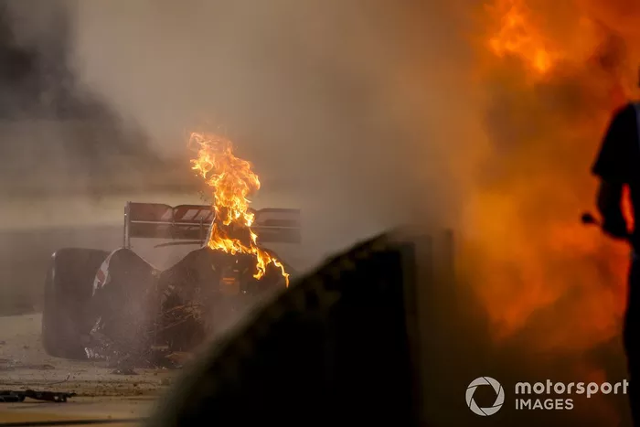 Oficiales de pista apagan el fuego del monoplaza de Romain Grosjean, Haas VF-20