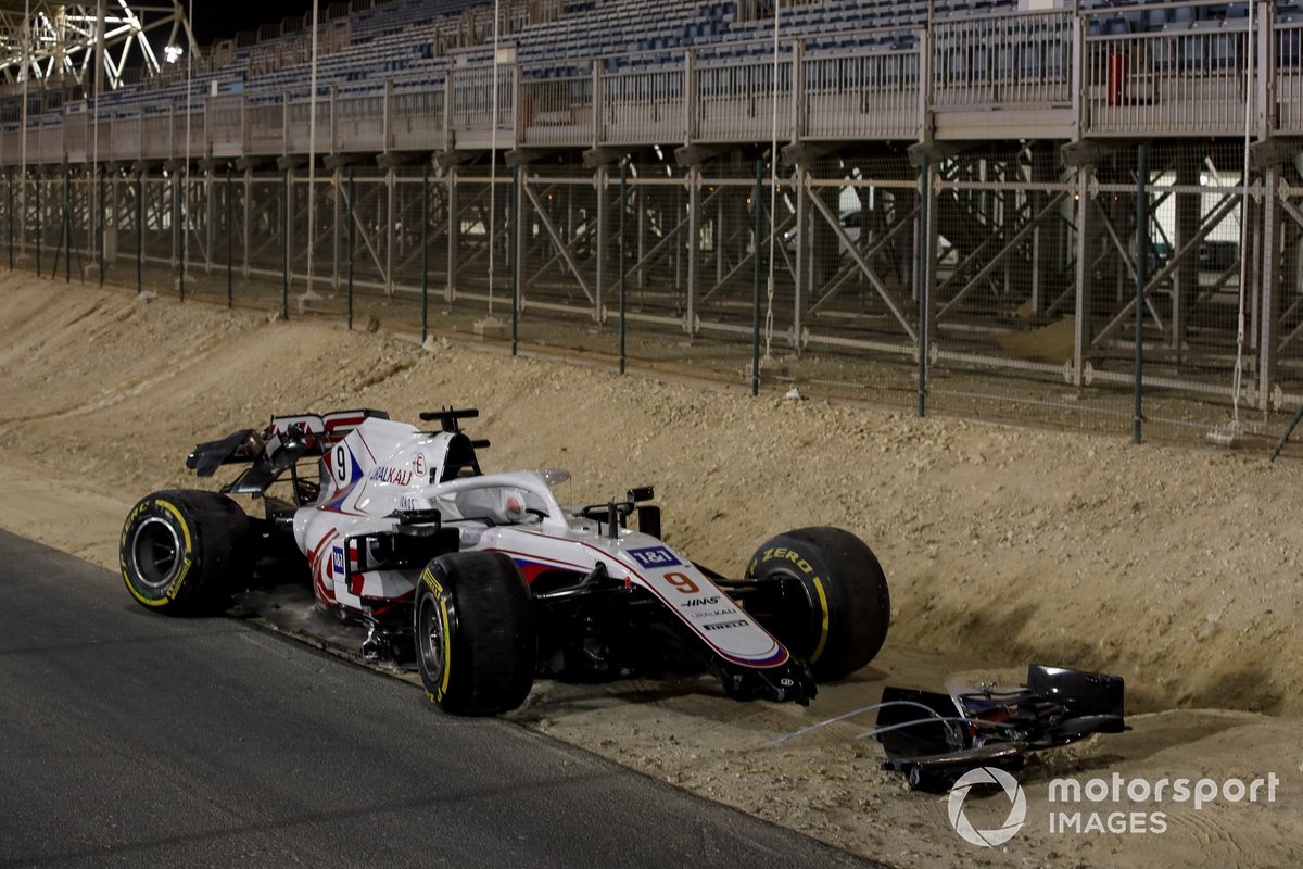 El monoplaza dañado de Nikita Mazepin, Haas VF-21