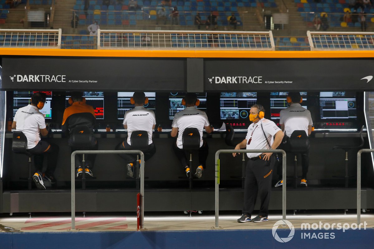Zak Brown, CEO, McLaren Racing, al muretto dei box