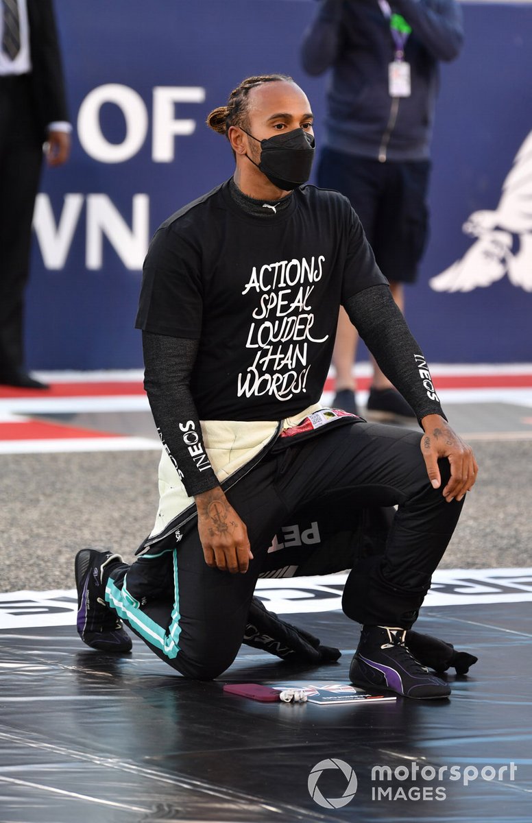 Lewis Hamilton, Mercedes W12 si inginocchia