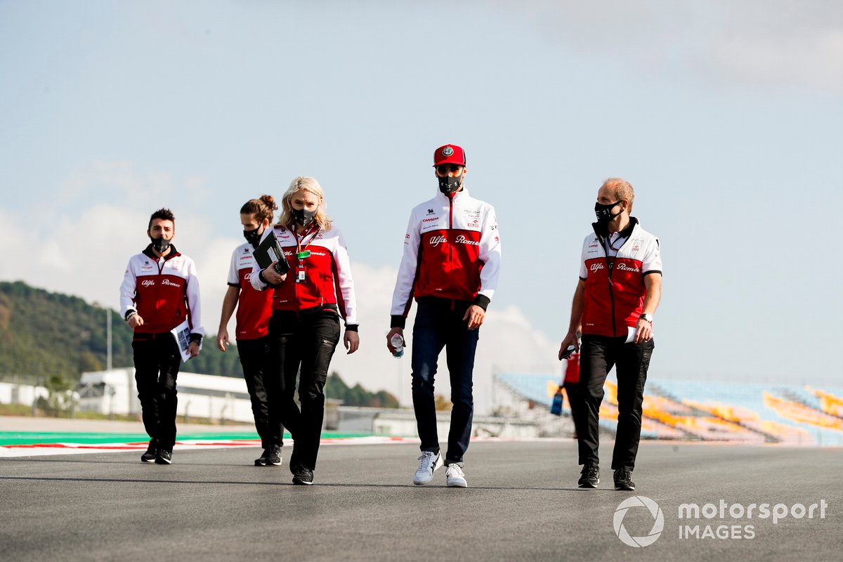 Antonio Giovinazzi, Alfa Romeo walks the track