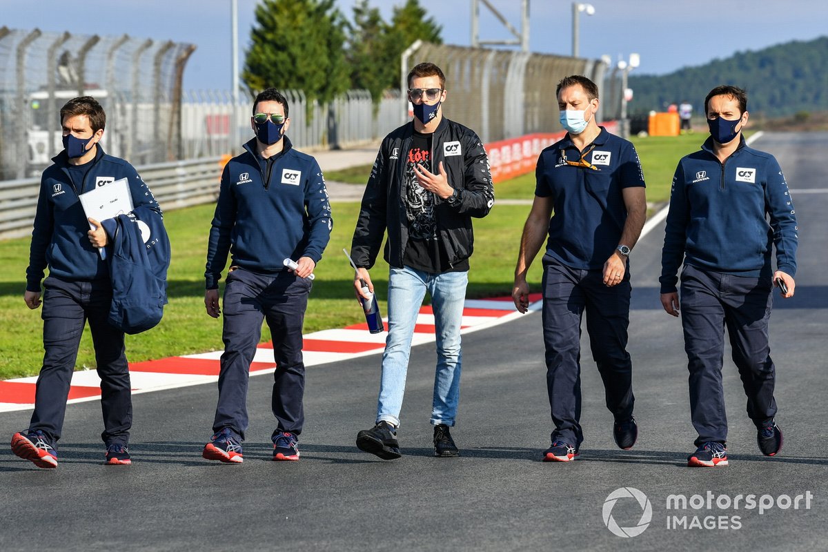 Daniil Kvyat, AlphaTauri walks the track
