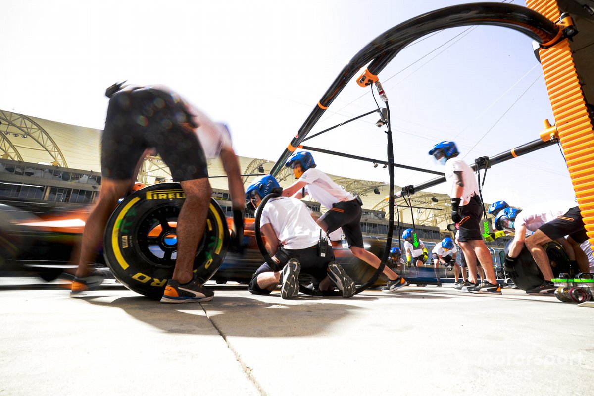 Práctica de parada en boxes fuera del garaje de McLaren