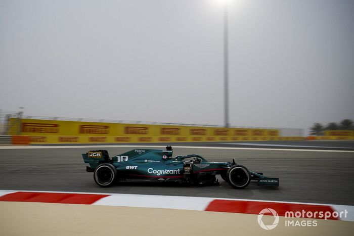 Lateral: Aston Martin AMR21 