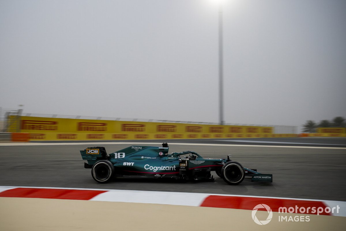 Lateral: Aston Martin AMR21