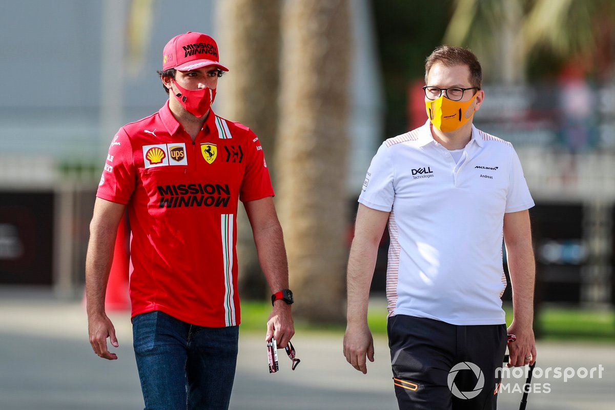 Carlos Sainz Jr., Ferrari, y Andreas Seidl, director de McLaren