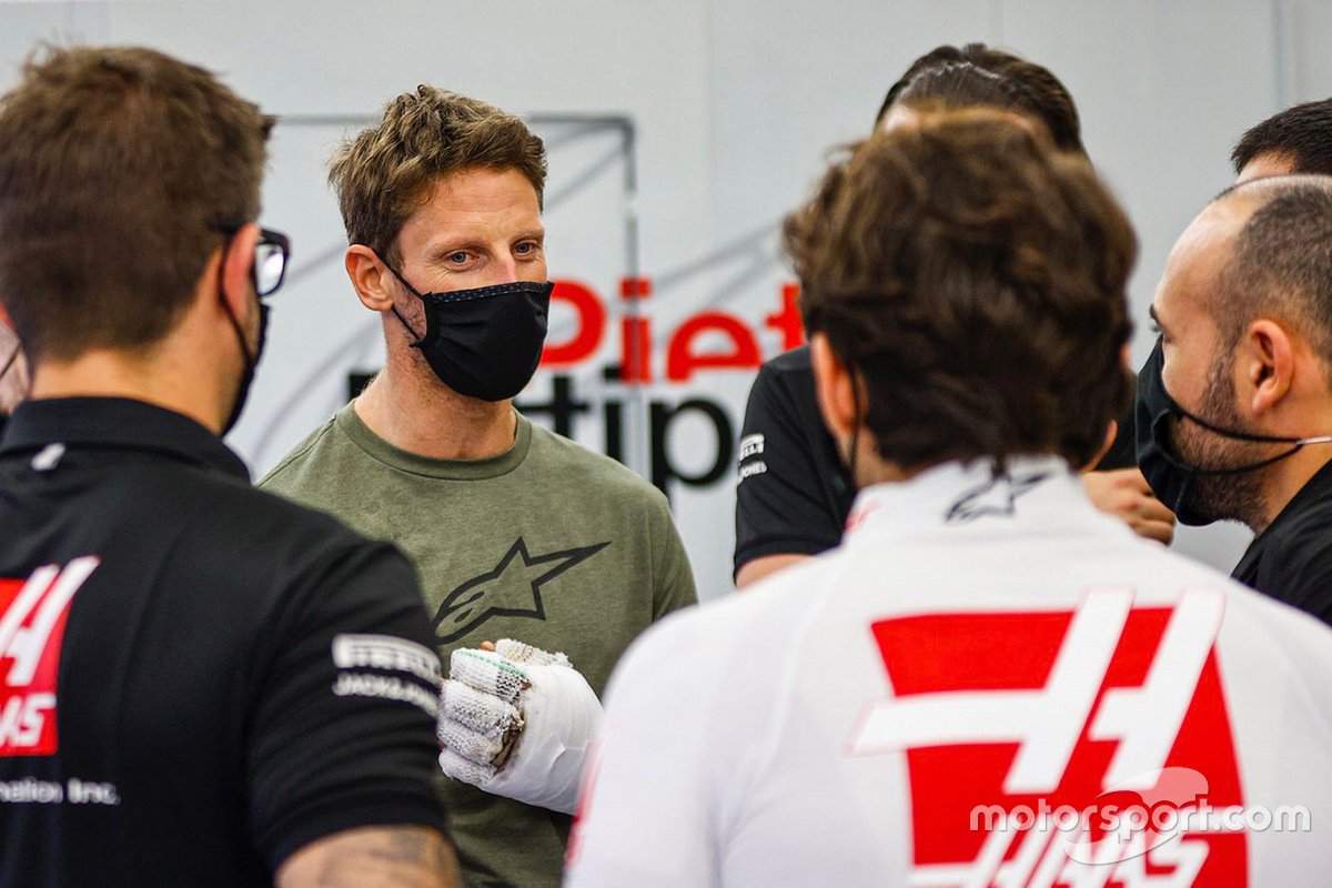 Romain Grosjean, Haas F1 retuns to the garage after his crash