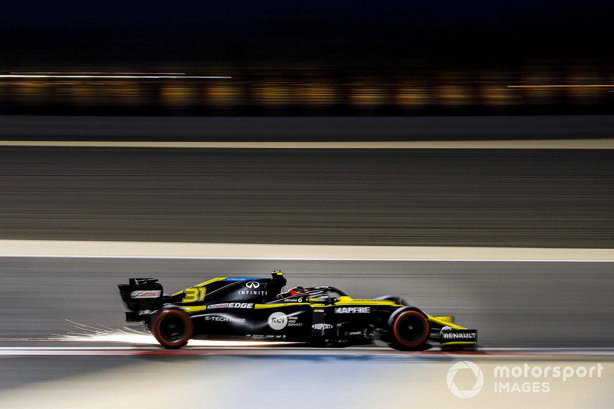 Volano scintille dall'auto di Esteban Ocon, Renault F1 Team R.S.20