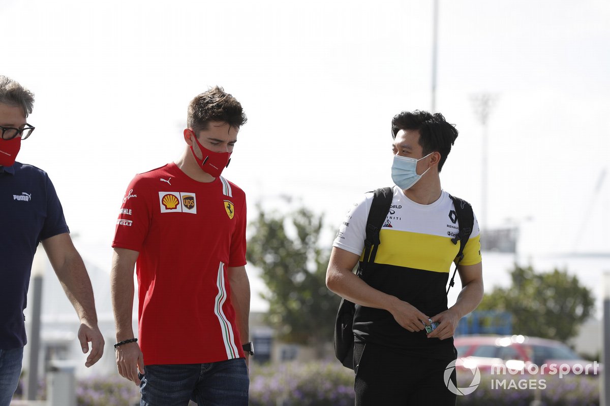 Charles Leclerc, Ferrari, habla con Guanyu Zhou, Renault Sport Academy driver