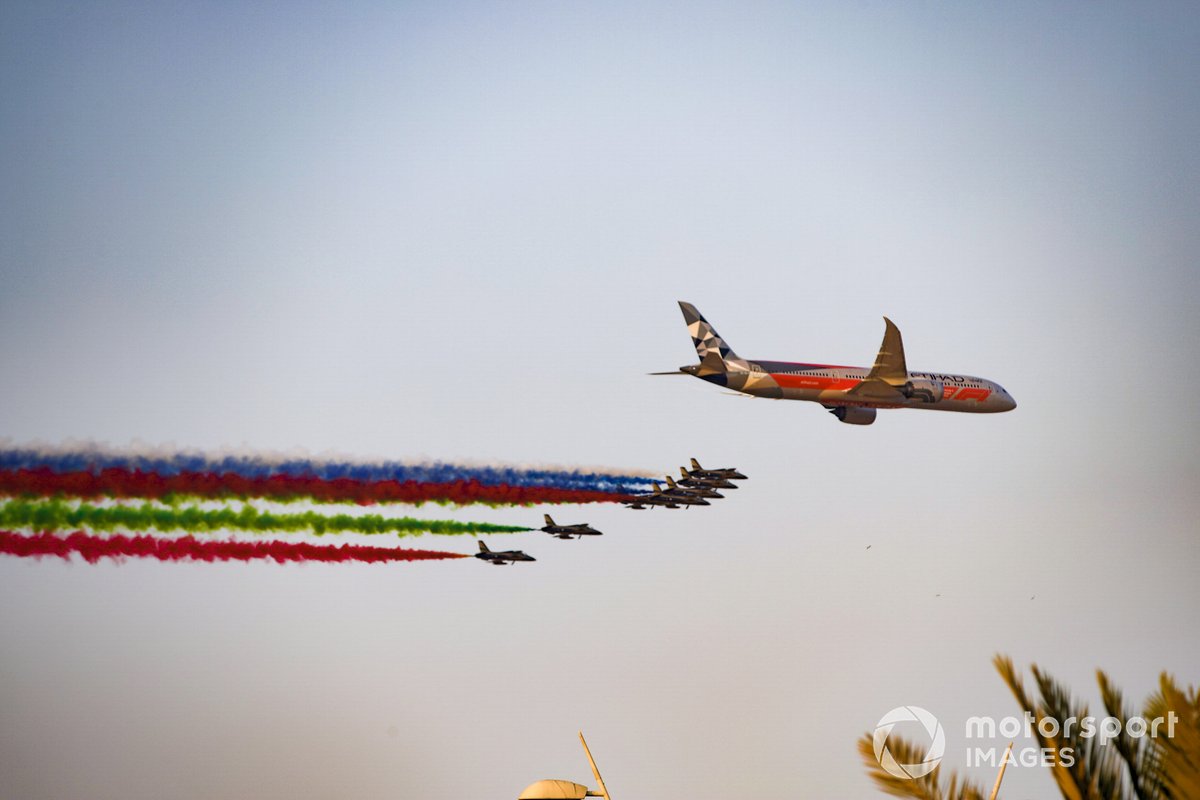 El equipo de exhibición de la Fuerza Aérea de los Emiratos Árabes Unidos Al Fursan escoltan un Boeing 787 Dreamliner en el aire sobre la parrilla, antes de la salida