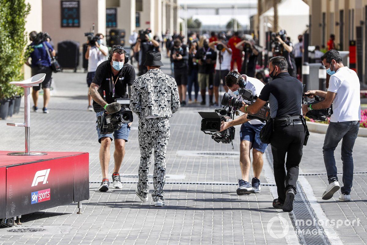 Lewis Hamilton, Mercedes-AMG F1, nel paddock