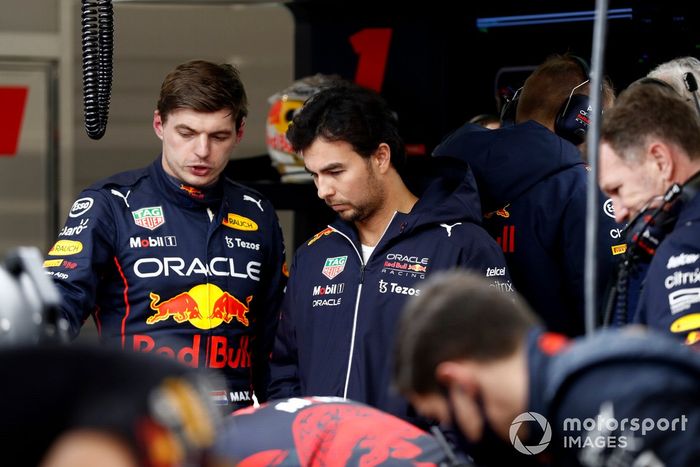Max Verstappen, Red Bull Racing, Sergio Pérez, Red Bull Racing hablando en el box