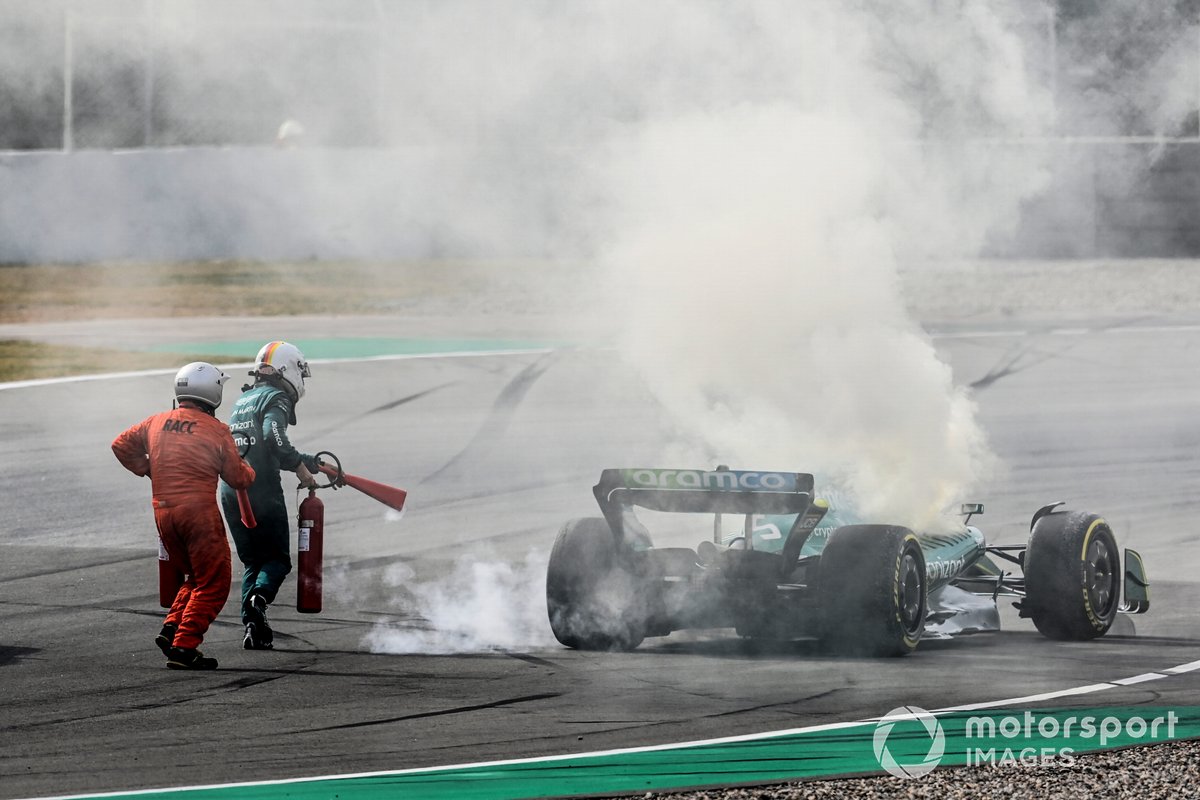 Les commissaires assistent Sebastian Vettel, Aston Martin AMR22, après un problème technique