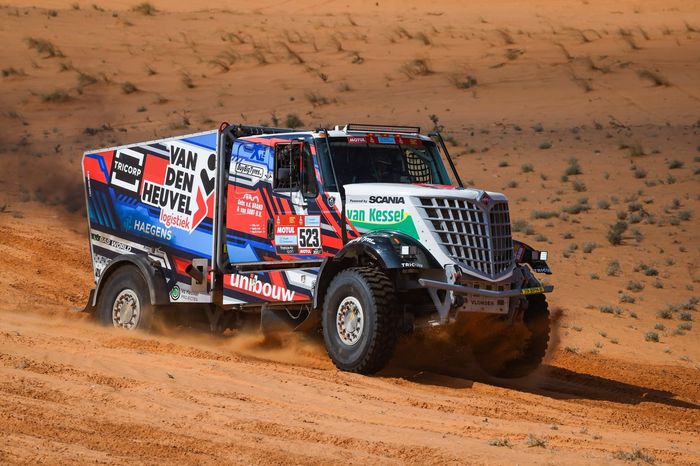 #523 Dakarspeed International: Maurik Van Den Heuvel, Martijn Van Rooij, Wilko Van Oort