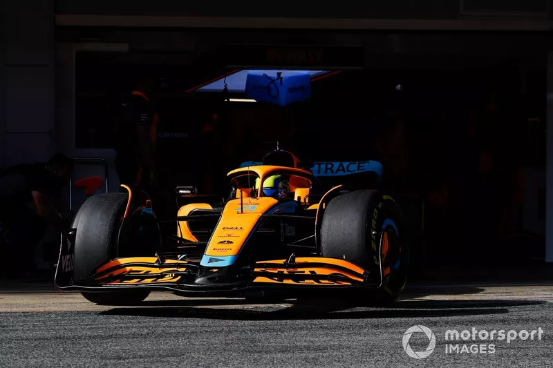 Lando Norris, McLaren MCL36, sort de son garage