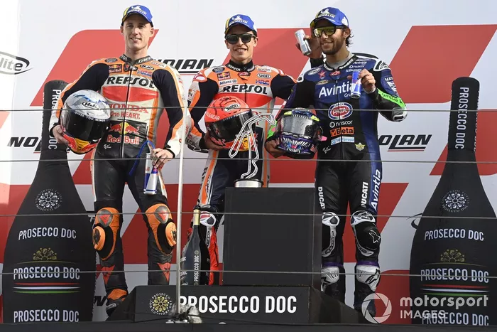 Podio:  ganador Marc Márquez, Repsol Honda Team, segundo lugar Pol Espargaró, Repsol Honda Team, tercer lugar Enea Bastianini, Esponsorama Racing 