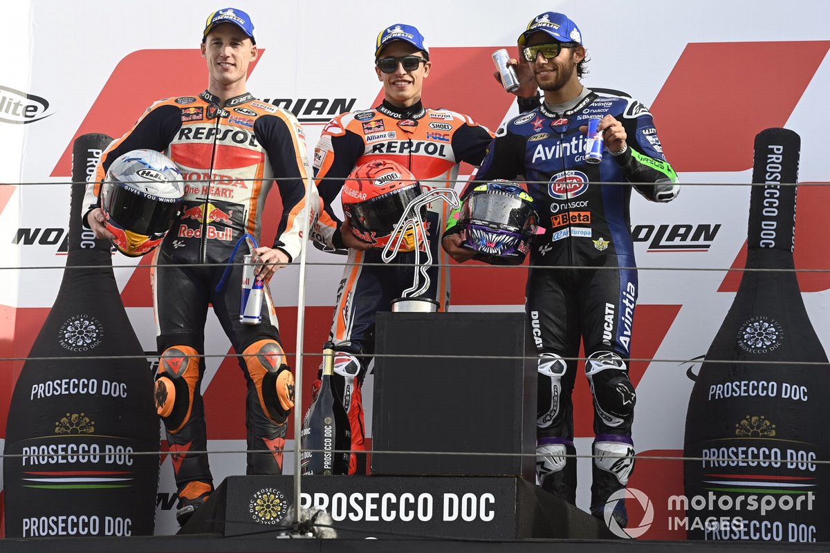 Podio: ganador Marc Márquez, Repsol Honda Team, segundo lugar Pol Espargaró, Repsol Honda Team, tercer lugar Enea Bastianini, Esponsorama Racing